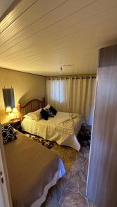 カンポス・ド・ジョルドンにあるCasa para temporadaのベッドルーム1室(ベッド2台付) +9枚の写真