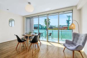 Bazén v ubytování Perfect Location Cozy Townhouse McKinnon Station nebo v jeho okolí