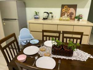 安邦Ampang 6-8 pax in Ampang Point的餐桌上摆放着白板和植物