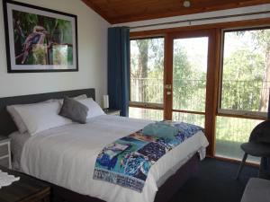 Ένα ή περισσότερα κρεβάτια σε δωμάτιο στο Queen Room with Balcony at Kookaburra Retreat