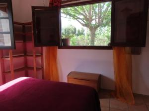 オルヒバにあるBeautiful private outdoor patioの背景に木がある窓のある寝室