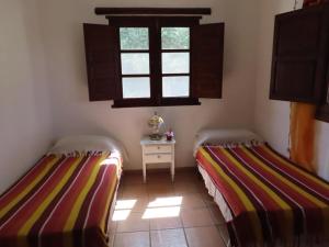 オルヒバにあるBeautiful private outdoor patioの窓のある部屋にベッドが2つある