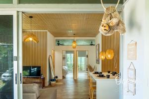 a living room with a kitchen and a dining room at Oceantide Playa Hermosa in Playa Hermosa