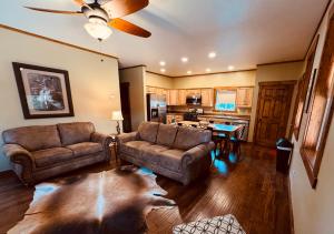 un soggiorno con due divani e una cucina di Yellowstone Cabins and RV a West Yellowstone