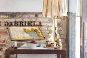 a cake on a table next to a lamp at Corte Di Gabriela in Venice