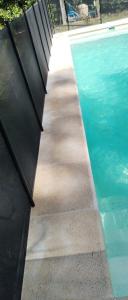 una piscina con un banco junto al agua en Punta Ballena- Rancho Civil- Casa de Campo, Piscina y Playa, en Punta del Este