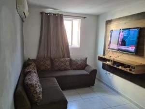ジョアンペソアにあるApartamento Condominio Belagio Residenceのソファと薄型テレビのあるリビングルーム