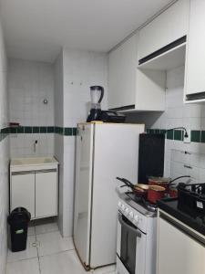 ジョアンペソアにあるApartamento Condominio Belagio Residenceの冷蔵庫とコンロ付きのキッチン トップオーブン