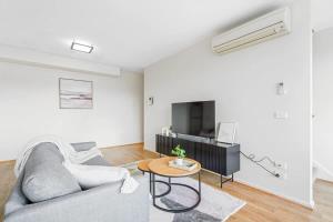 TV a/nebo společenská místnost v ubytování Perfect Location Cozy Townhouse McKinnon Station