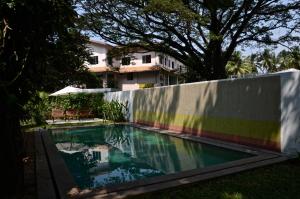 ein Pool vor einem Haus in der Unterkunft Beach Gate Bungalows - CGH Earth in Kochi