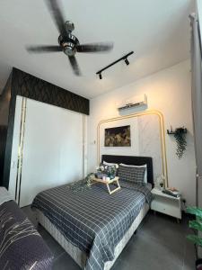 una camera da letto con un letto e un ventilatore a soffitto di Breeze Cottage@Empire Damansara a Petaling Jaya Altre 3 foto