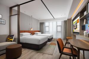 Home2 Suites By Hilton Wuxi Huishan客房内的一张或多张床位
