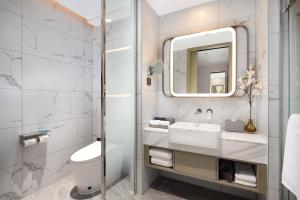 Home2 Suites By Hilton Wuxi Huishan的一间浴室