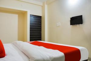 TV a/nebo společenská místnost v ubytování Hotel O Shiv Sai Palace