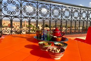 un vassoio di cibo su un tavolo sul balcone di Nomadic Birdway a Imiter