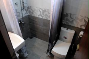 A bathroom at Cinnamon Holiday Inn
