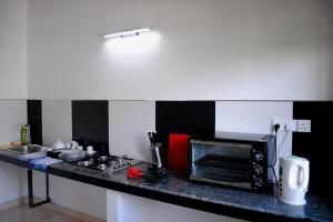 A kitchen or kitchenette at Cinnamon Holiday Inn