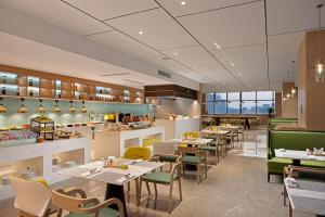 成都淮州新城希尔顿惠庭酒店餐厅或其他用餐的地方