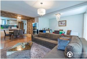 a living room with a couch and a dining room at Apartamento Homeland 305 in Gramado