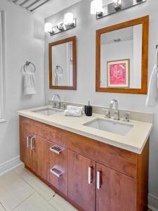 Bilik mandi di Hot Tub Haven +28 gambar