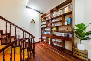 una escalera en una casa con una estantería en NGÁO Home - Giảng Võ, en Hanói