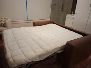 斯坦威尔公园Romantic Ocean View Studio at Stanwell Tops的房间里有一张带白色床垫的床
