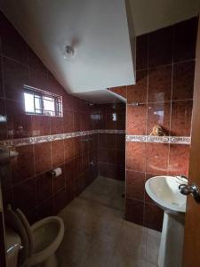 Un baño con ducha, inodoro y lavabo. en CasaMadero, en Ciudad Madero 4 fotos más