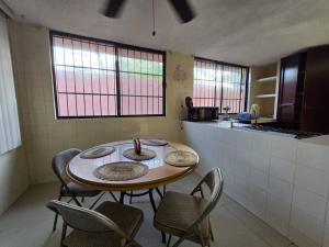 Una cocina con una mesa y sillas en una habitación. en CasaMadero, en Ciudad Madero