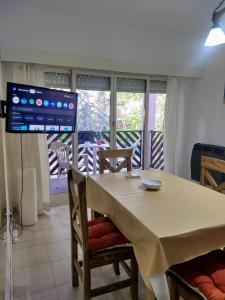 Μια τηλεόραση ή/και κέντρο ψυχαγωγίας στο Departamento Pinamar 2 ambientes