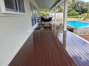 Te Aro Villa in Muri 1 &2内部或周边的泳池