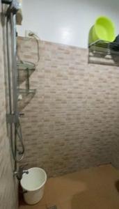 ein Bad mit WC in einem Zimmer in der Unterkunft Condominium Primavera Uptown in Cagayan de Oro