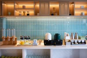 Home2 Suites By Hilton Wuxi Huishan的咖啡和沏茶工具