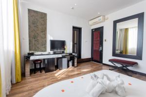 Televisyen dan/atau pusat hiburan di Orchid Hotel