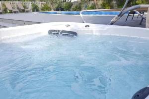 Bazén v ubytování Cozy 3 - 2, heated Pool & Jacuzzi, 10 min Beach and Las Olas nebo v jeho okolí