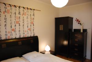 カルパチにあるApartament Bambusowyのベッドルーム1室(ベッド1台、ドレッサー、ランプ付)