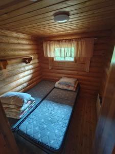 Postel nebo postele na pokoji v ubytování Kalliorinteen Mökit Ruskapirtti + 11 fotografií