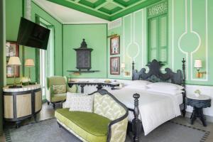 TV a/nebo společenská místnost v ubytování JW Marriott Phu Quoc Emerald Bay Resort & Spa
