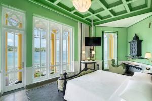 Postel nebo postele na pokoji v ubytování JW Marriott Phu Quoc Emerald Bay Resort & Spa
