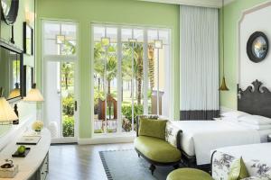 Postel nebo postele na pokoji v ubytování JW Marriott Phu Quoc Emerald Bay Resort & Spa