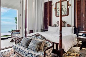 Postel nebo postele na pokoji v ubytování JW Marriott Phu Quoc Emerald Bay Resort & Spa