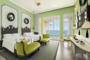 Postel nebo postele na pokoji v ubytování JW Marriott Phu Quoc Emerald Bay Resort & Spa