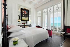 Postel nebo postele na pokoji v ubytování JW Marriott Phu Quoc Emerald Bay Resort & Spa
