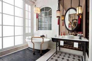 Posezení v ubytování JW Marriott Phu Quoc Emerald Bay Resort & Spa