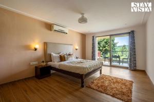 Ένα ή περισσότερα κρεβάτια σε δωμάτιο στο StayVista at Bela Mansion 8 BHK - Pet Freindly Villa