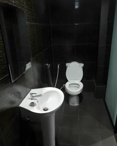 清迈GO INN Chiang Mai University - CMU的配有白色马桶和水槽的浴室