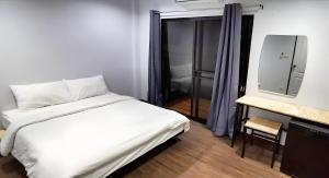 GO INN Chiang Mai University - CMU客房内的一张或多张床位