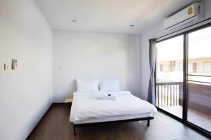 GO INN Chiang Mai University - CMU客房内的一张或多张床位