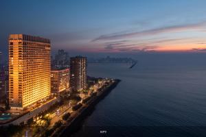 孟买纳瑞曼区三叉酒店 的夜晚可欣赏城市和大海的景色
