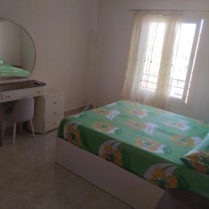 une chambre avec un lit, une commode et un miroir dans l'établissement Golden Taiba RESORT, à Hurghada