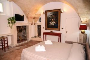 una sala de estar con una mesa y una chimenea en Il Voltone - Vivi Salento, en Copertino